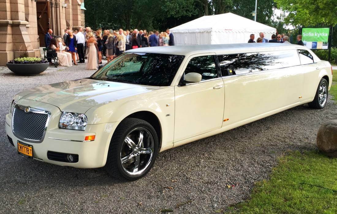 Hos Crownlimo är det enkelt att hyra Chrysler limousine